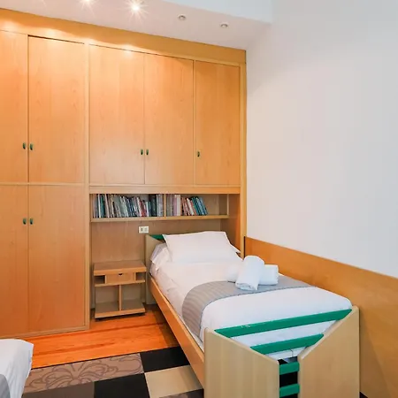 דירה Doriana's House With Garden & Parking
